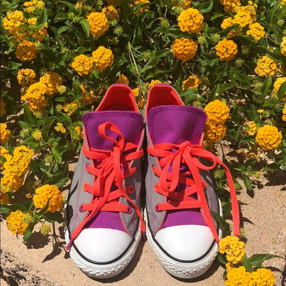 CONVERSE ALL STAR WOMEN  JUNIOR SZ 4(SZ 7 Women ?